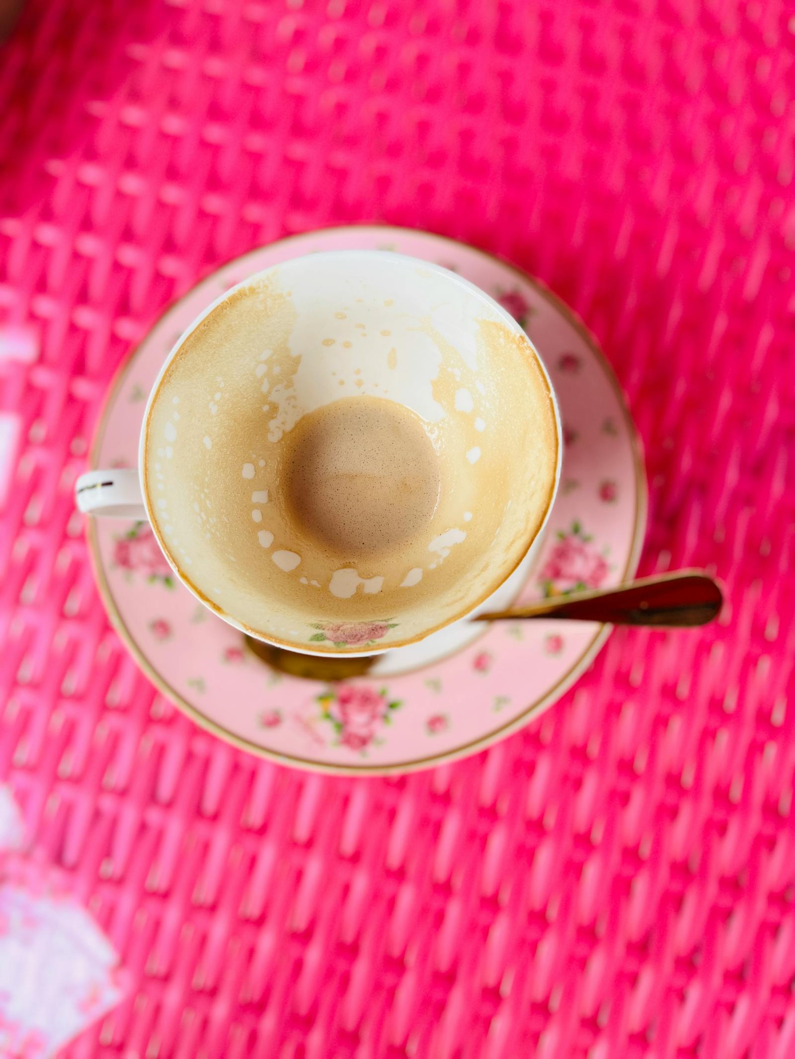 Prázdný šálek s květinovým vzorem