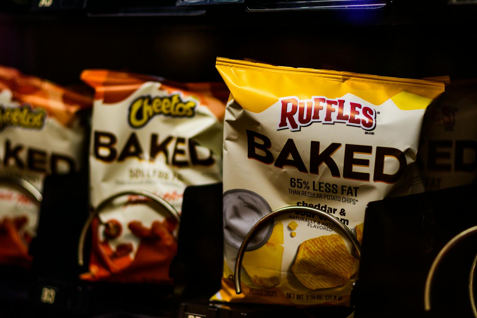 Automat na občerstvení plný balených chipsů a snacků